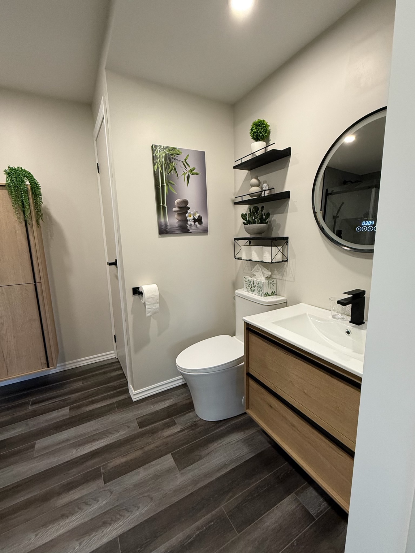 Salle de bain complète — vanité suspendue