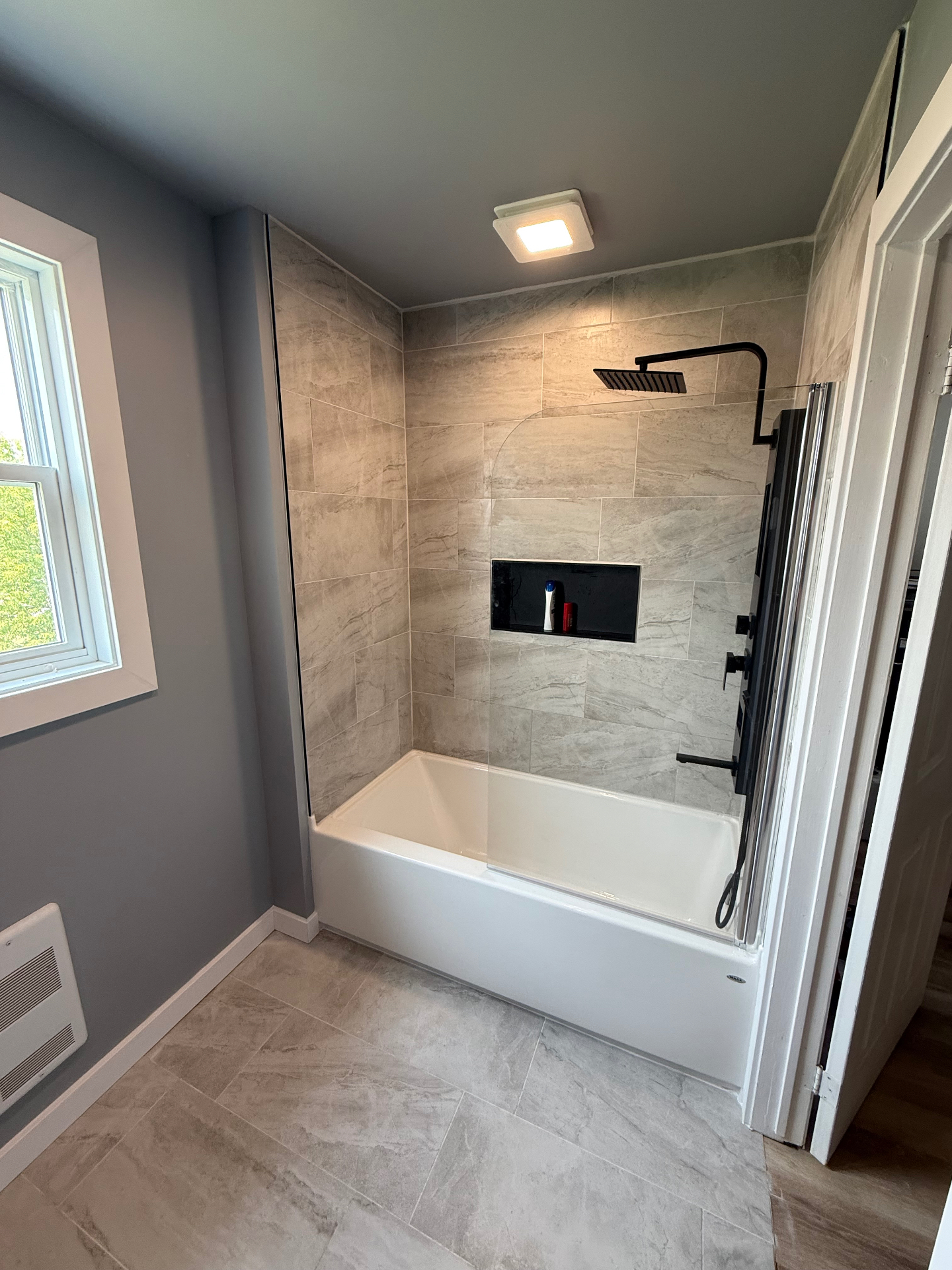 Bain-douche et céramique marbrée
