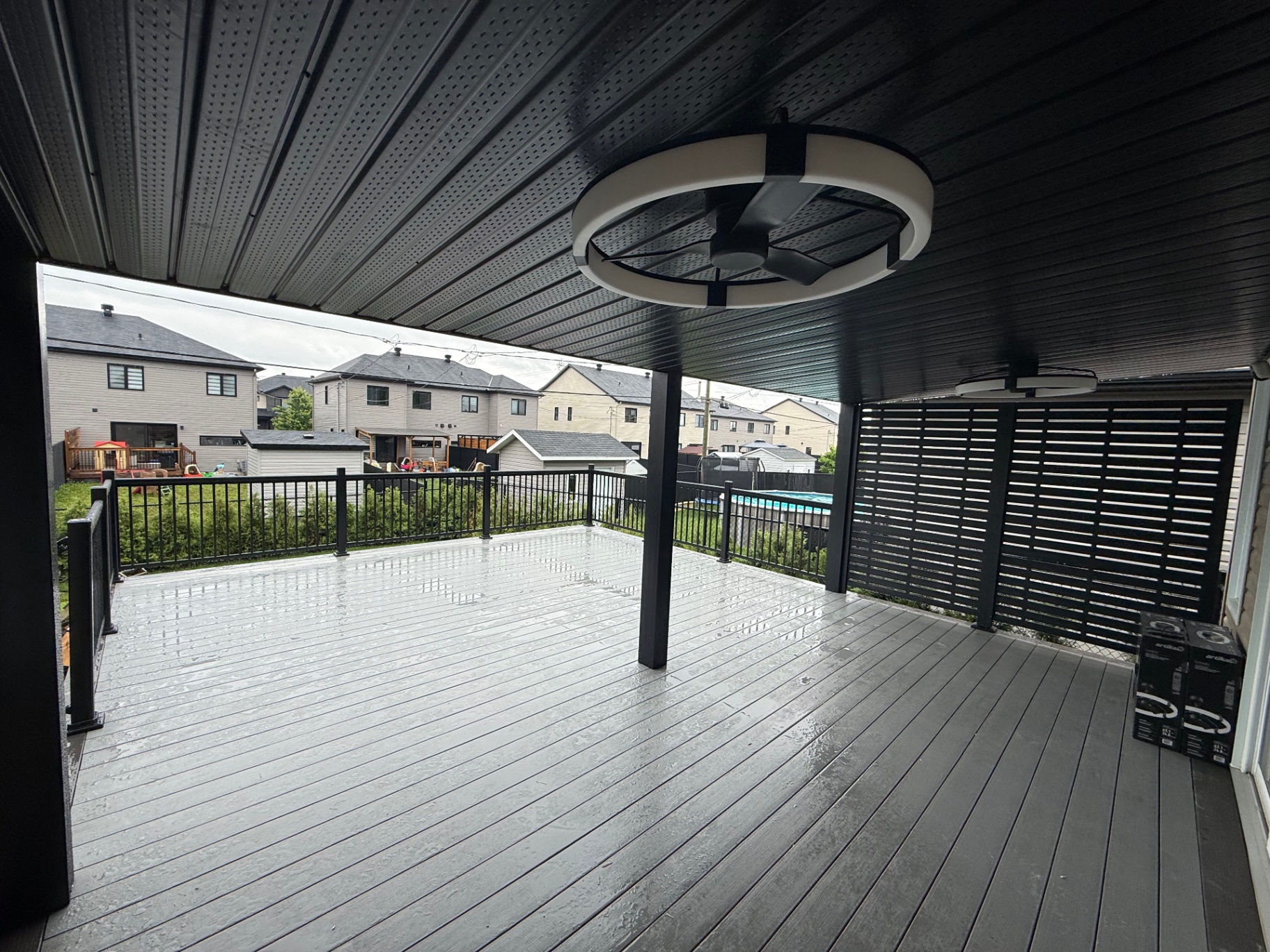 Patio couvert avec ventilateurs